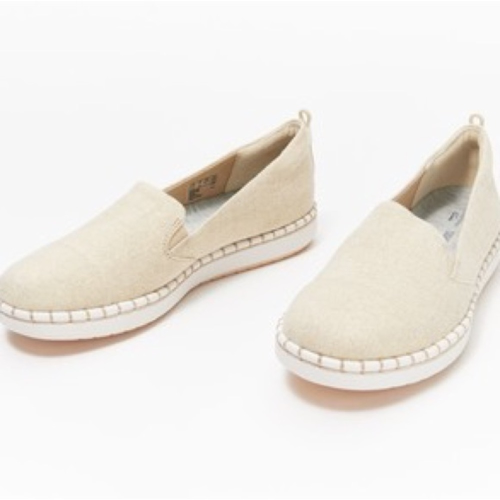 NEW!! Women’s Clarks Step Glow Jade Soft Gold Fabric Slip Ons Size 6.5W